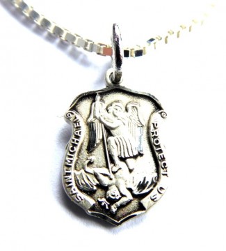 Skjoldformet mini medaljong i sølv med St Michael