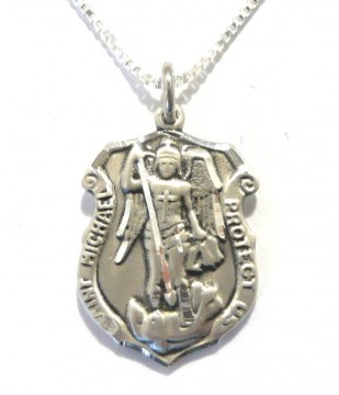 Liten skjoldmedaljong i sølv med St.Mikael