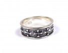 Flott kraftfull ring i Sterling sølv med små blanke kors på mørk bakgrunn thumbnail